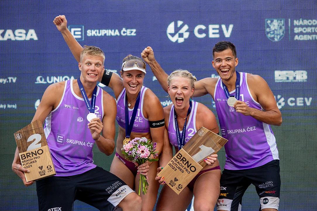 Vítězové turnaje Brno Beach Pro Futures se zdviženými dřevěnými trofejemi